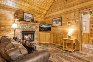 Cabin, 4 Bedrooms | Living area