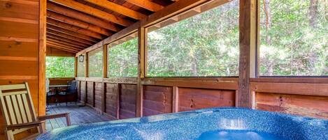 Cabin, 4 Bedrooms | Indoor spa tub