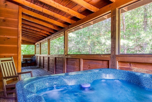 Cabane, 4 chambres | Bain à remous intérieur