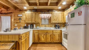 Cabin, 6 Bedrooms | Private kitchen | Fridge, oven, coffee/tea maker, toaster