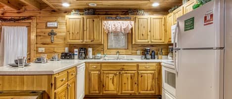 Cabin, 6 Bedrooms | Private kitchen | Fridge, oven, coffee/tea maker, toaster
