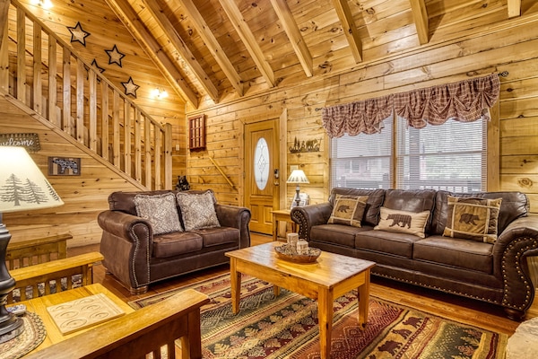 Cabin, 6 Bedrooms | Living area