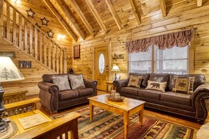 Cabin, 6 Bedrooms | Living area