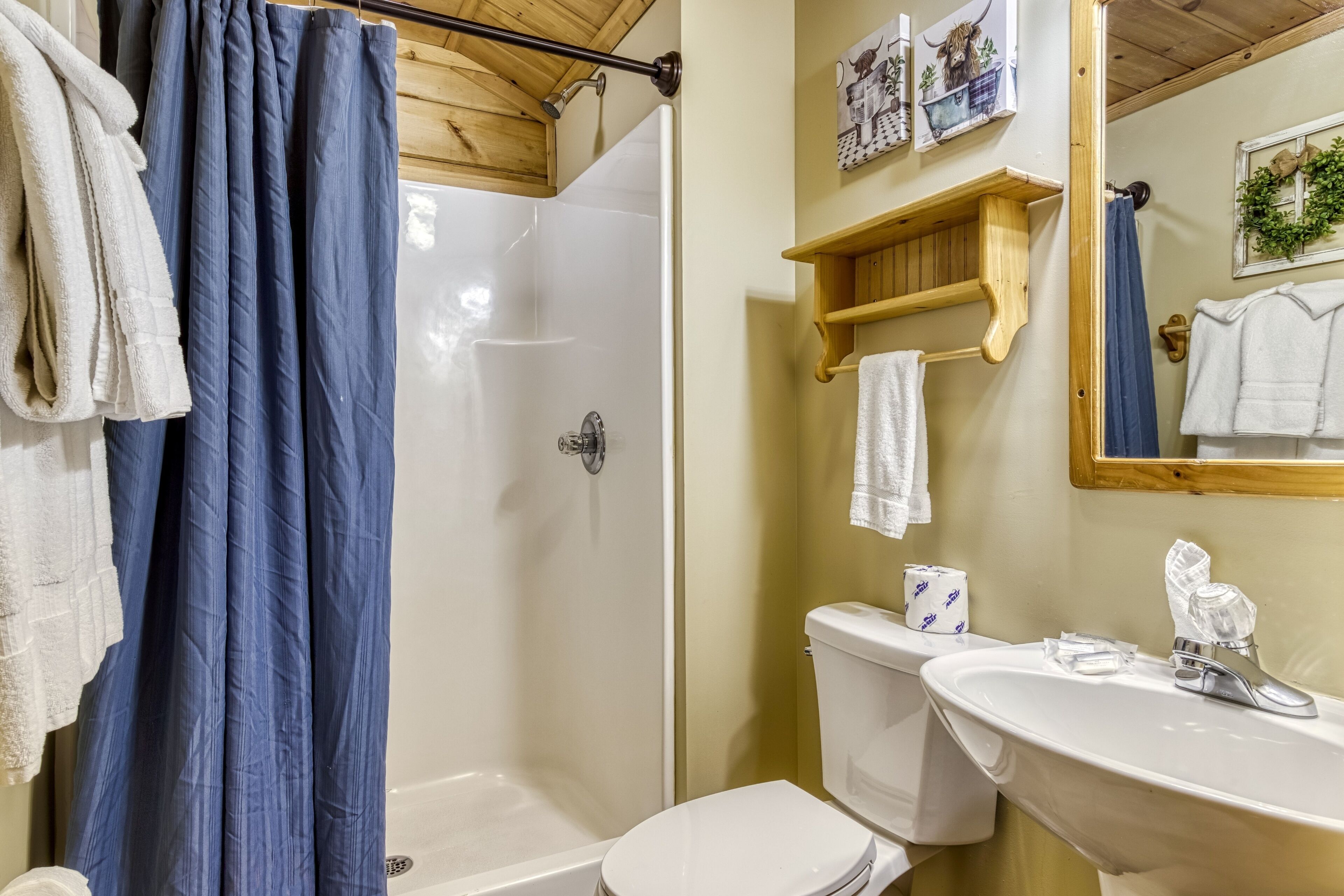 Une salle de bain équipée d’une douche, de toilettes, d’un lavabo et d’un porte-serviettes.