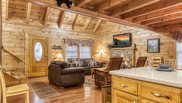 Cabin, 6 Bedrooms | Dining
