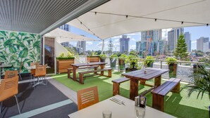 Outdoor dining - Surfers Paradise Beach & Ocean View Unit (Level 7) (Surfers Paradise)
