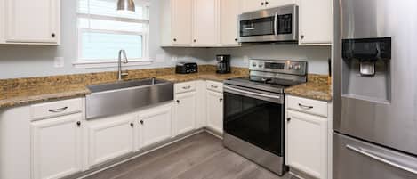 Refrigerador, microondas, horno, placa de cocina