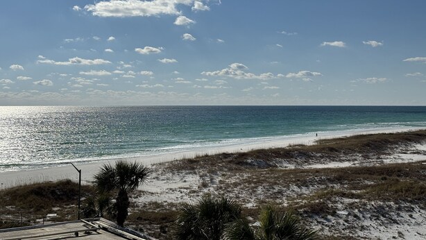 A beach with a clear sky and a sandy shoreline. - 451 El Matador 2 Bedroom Condo by RedAwning (Fort Walton Beach)