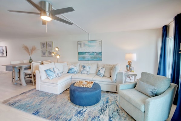 Condo, 1 Bedroom | Living area