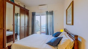 A hotel room with a large bed, a wardrobe, a window with curtains, and a painting on the wall. - Luxurious Terrace and confort close Rome Center (Roma)