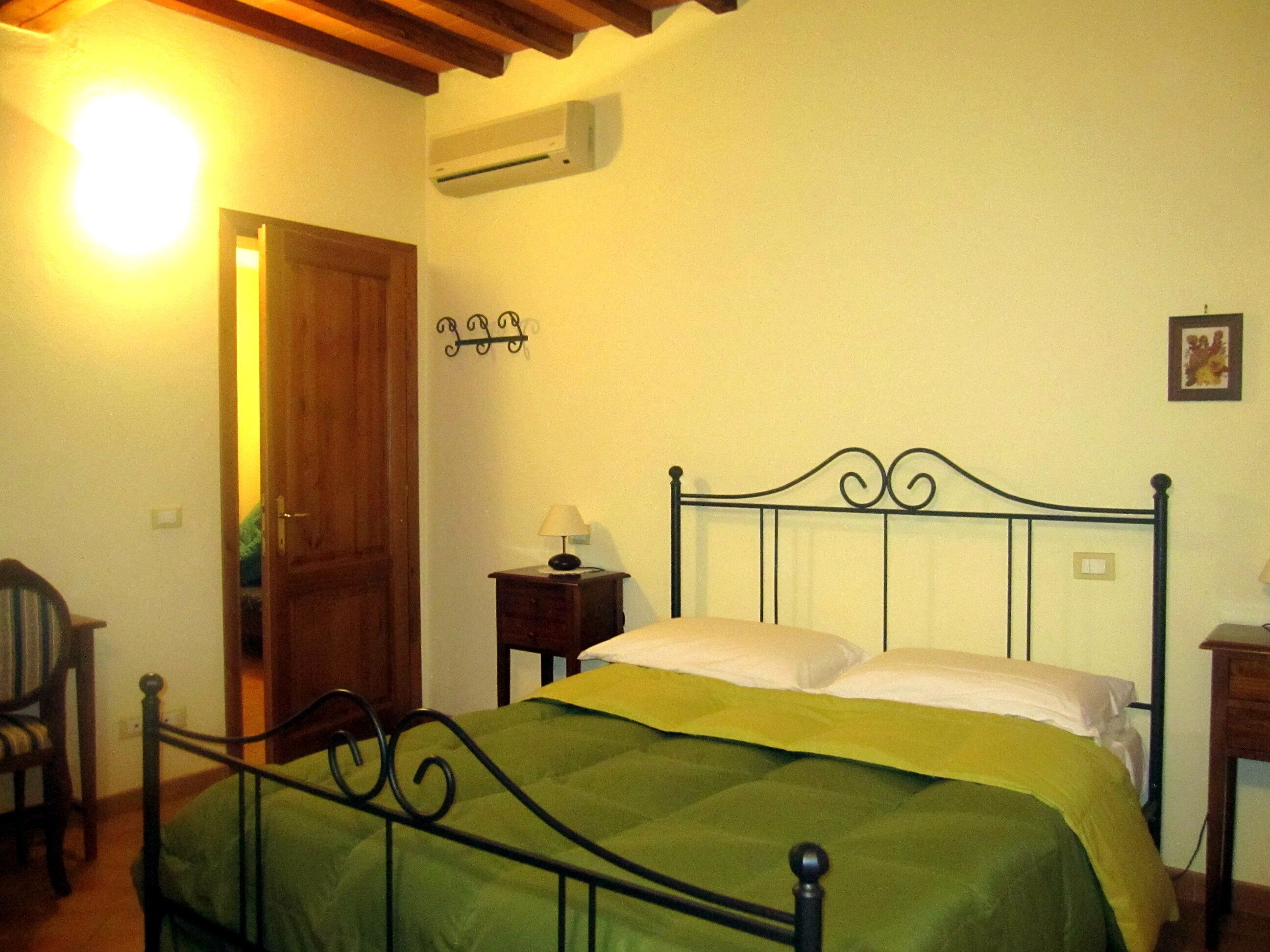 1 habitación, tabla de planchar con plancha y cuna de viaje 