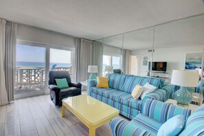 Condo, 2 Bedrooms | Living area