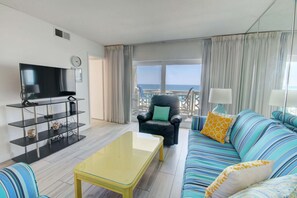 Condo, 2 Bedrooms | Living area