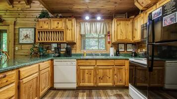 Cabana, 3 quartos | Cozinha privada | Geladeira, fogão, cafeteira/chaleira, torradeira