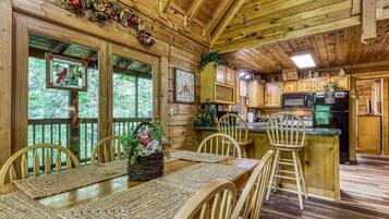 Cabin, 3 Bedrooms | Private kitchen | Fridge, oven, coffee/tea maker, toaster
