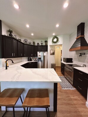 Forno, piano cottura, lavastoviglie, macchina per tè/caffè