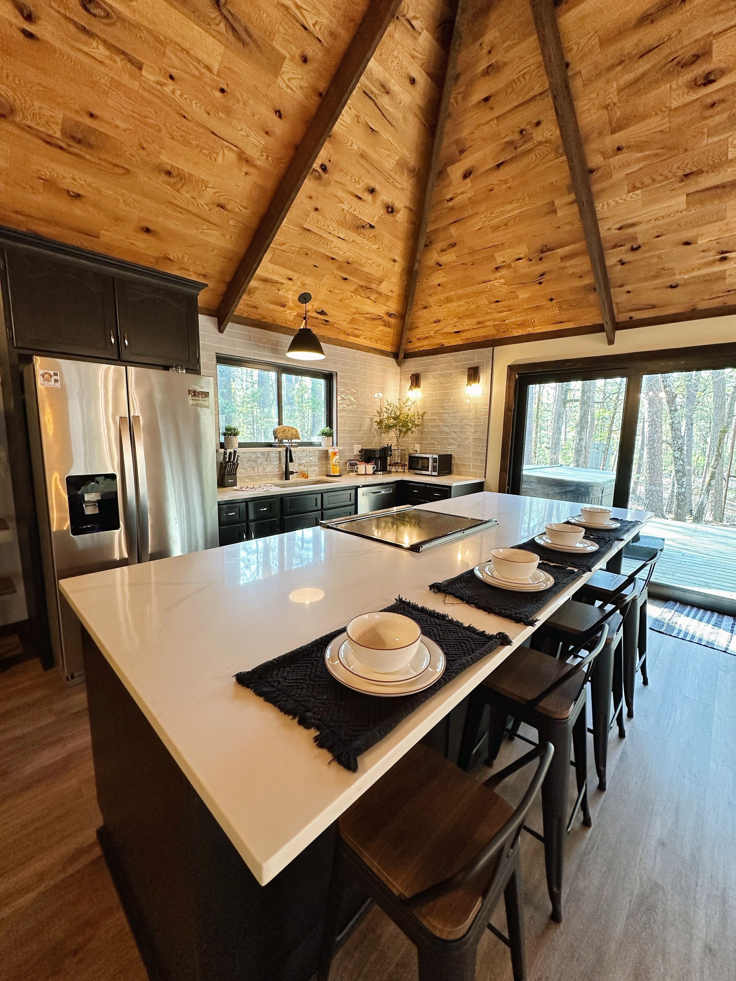 Horno, parrilla de estufa, lavavajillas y cafetera y tetera 