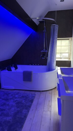 Shower, jetted bath, hair dryer, towels - Chapel row 2 luxury cottage in the peaks (Wirksworth)