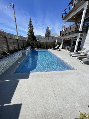 Rare Downtown Lake Home  | Heated Pool | Sleeps Large Groups, Luxe new home - Private Saltwater pool