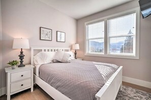 6 bedrooms, desk, iron/ironing board, travel cot