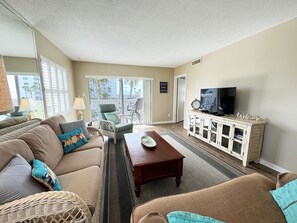 Condo, 2 Bedrooms | Living area