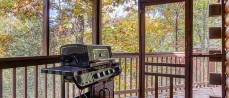 Un espacio al aire libre techado con una parrilla.