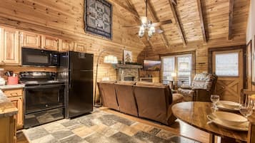 Huisje, 2 slaapkamers | Privékeuken | Een koelkast, een oven, een koffiezetapparaat/waterkoker