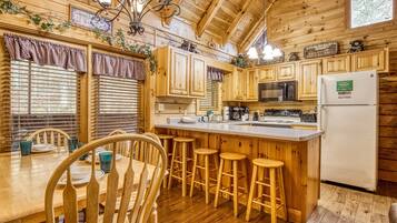 Cabin, 2 Bedrooms | Private kitchen | Fridge, oven, coffee/tea maker, toaster