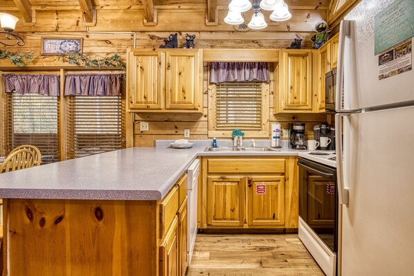 Cabin, 2 Bedrooms | Private kitchen | Fridge, oven, coffee/tea maker, toaster