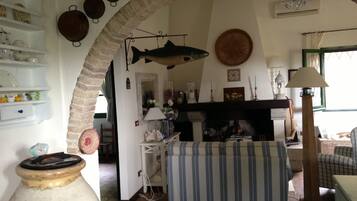 Smart-TV, Kamin, Tischtennisplatte, Bücher