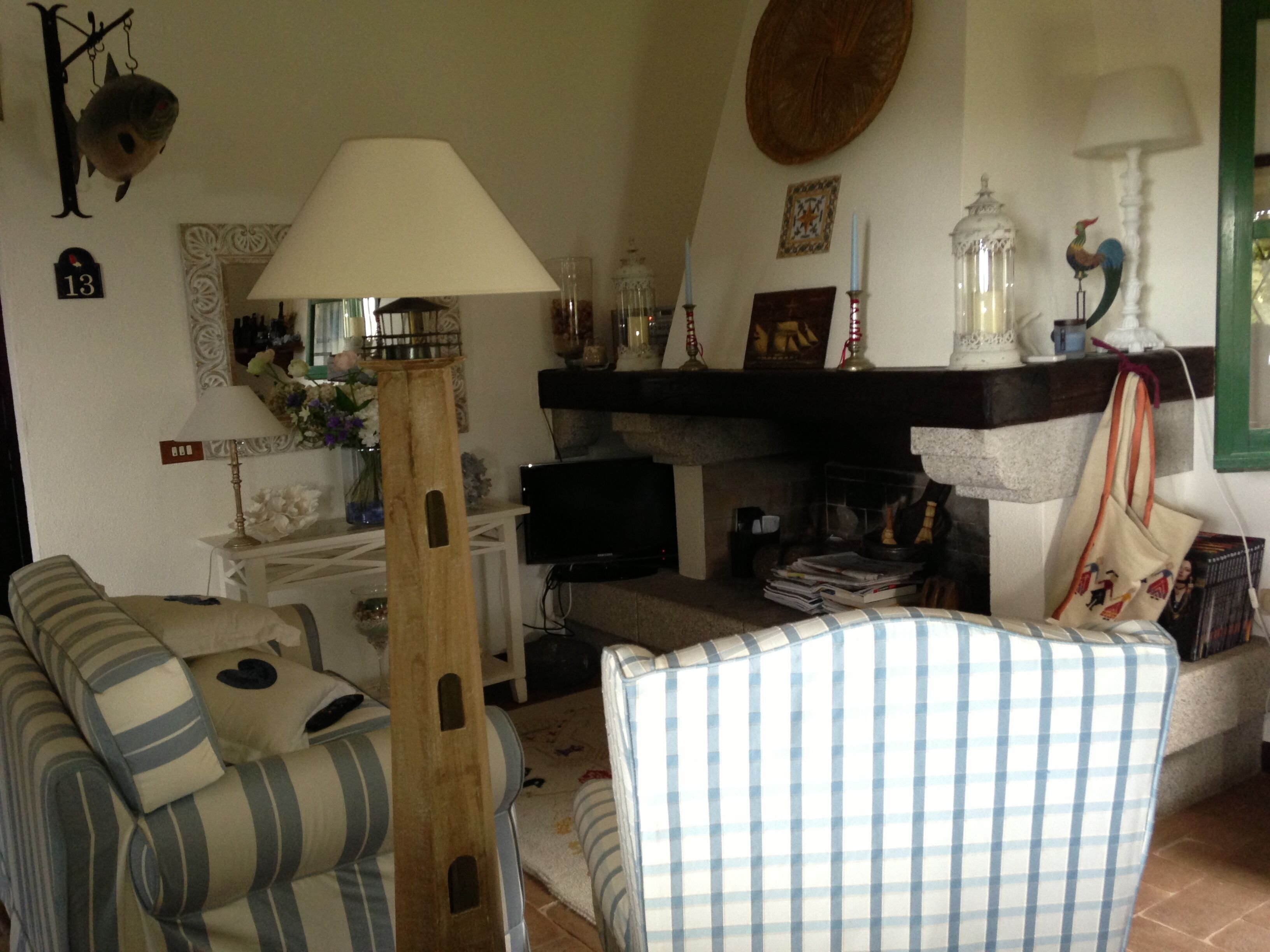 Smart TV, caminetto, tavolo da ping pong, libri