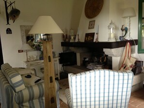 Smart TV, chimenea, tenis de mesa y libros 