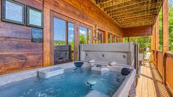 Cabin, 3 Bedrooms | Tab spa terbuka