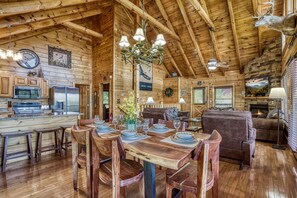 Cabin, 3 Bedrooms | Dining