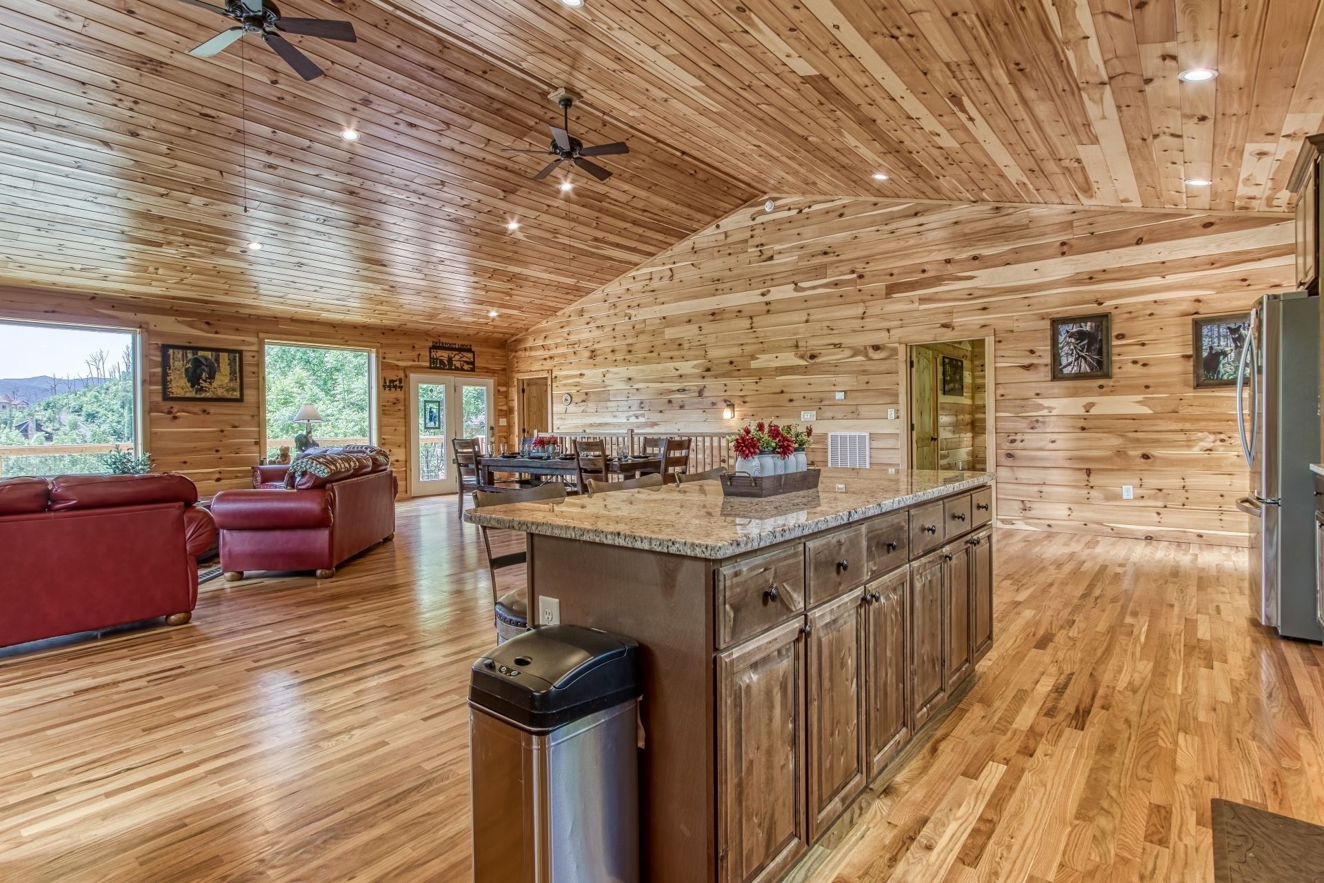 Cabin, 5 Bedrooms | Private kitchen | Fridge, oven, coffee/tea maker, toaster