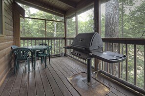 Cabin, 4 Bedrooms | BBQ/picnic Area - ER223 - Young's Hideaway Great Location - Close To Town! 4 Bedroom Cabin by RedAwning (Pigeon Forge)
