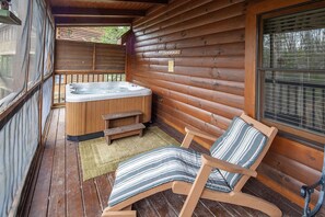 Cabin, 4 Bedrooms | Private spa tub