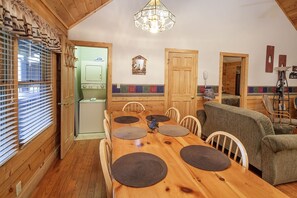 Cabane, 4 chambres | Restauration