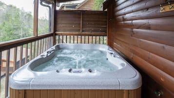 Cabaña, 4 habitaciones | Tina de hidromasaje privada