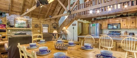 Cabin, 5 Bedrooms | In-room dining