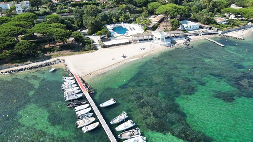 Charming house 100 m from the Golf de Beauvallon and 200 m from the beach.