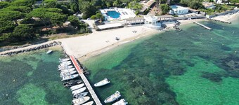 Charming house 100 m from the Golf de Beauvallon and 200 m from the beach.