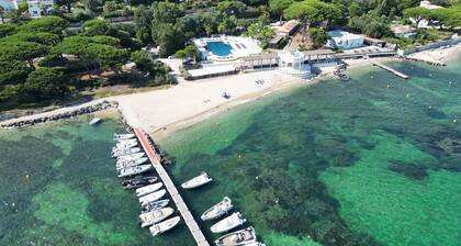 Charming house 100 m from the Golf de Beauvallon and 200 m from the beach.