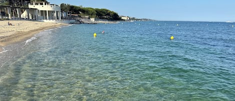 Plage à proximité, chaises longues