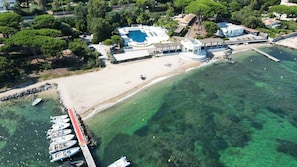 Plage à proximité, chaises longues
