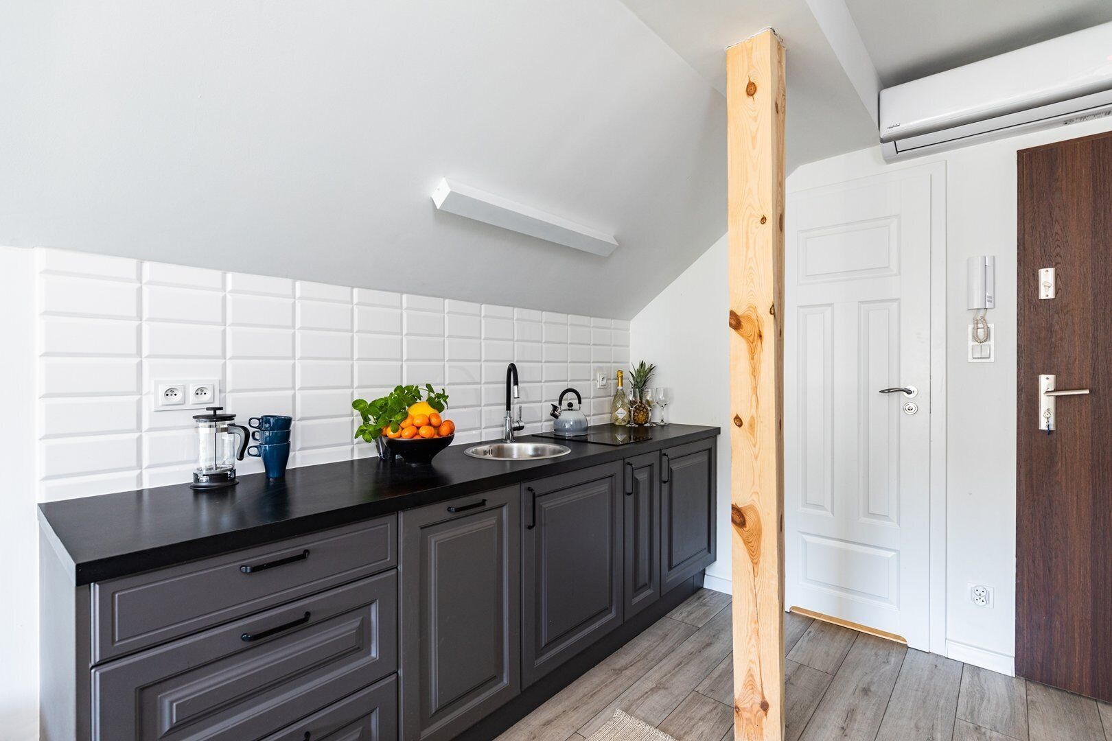 Standard Studio | Private kitchen | Coffee/tea maker, dining tables