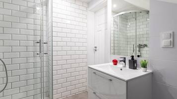 Standard-studio | Kylpyhuone | Suihku, sadesuihkupää, hiustenkuivaaja, pyyhkeet