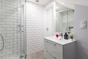 Standard Studio | Bathroom | Shower, rainfall showerhead, hair dryer, towels - Super Apart Obywatelska (Warsaw)