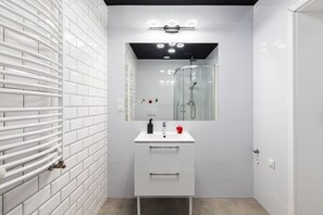Apartamento conforto | Banheiro | Chuveiro, chuveiro com efeito de chuva, secador de cabelo 