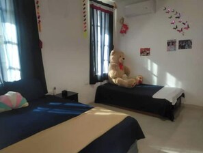 2 makuuhuonetta, työpöytä, Wi-Fi, vuodevaatteet